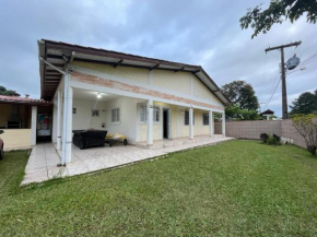 Casa amarela na lagoa de Ibiraquera
